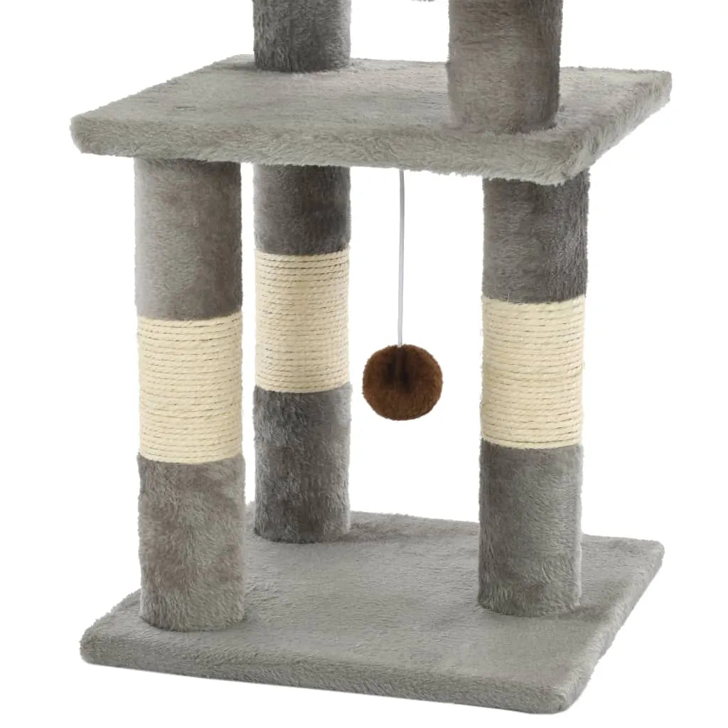Katze klettert auf dem Kratzbaum